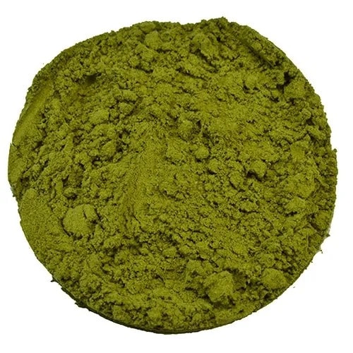 Kratom aus Borneo – pulverisierte Mitragyna speciosa Blätter als botanisches Räucherwerk